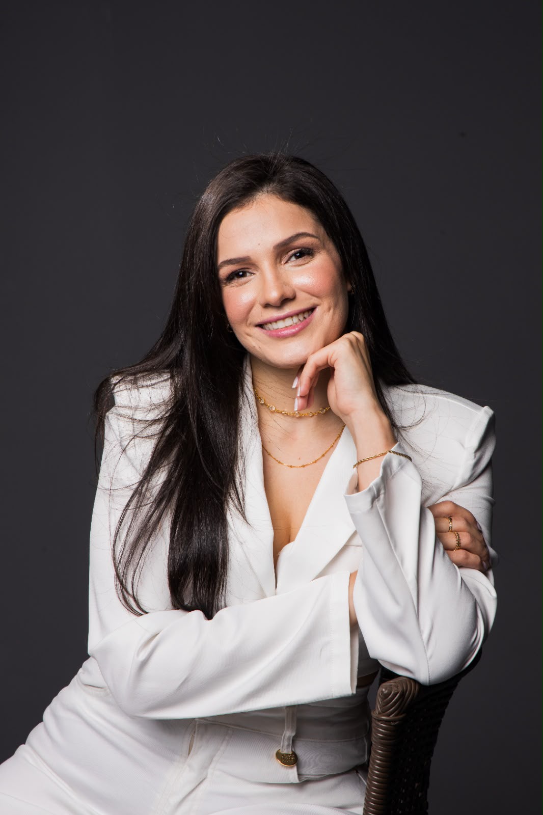 Dra. Milena Katrini, cirurgiã vascular, em seu consultório em Goiânia