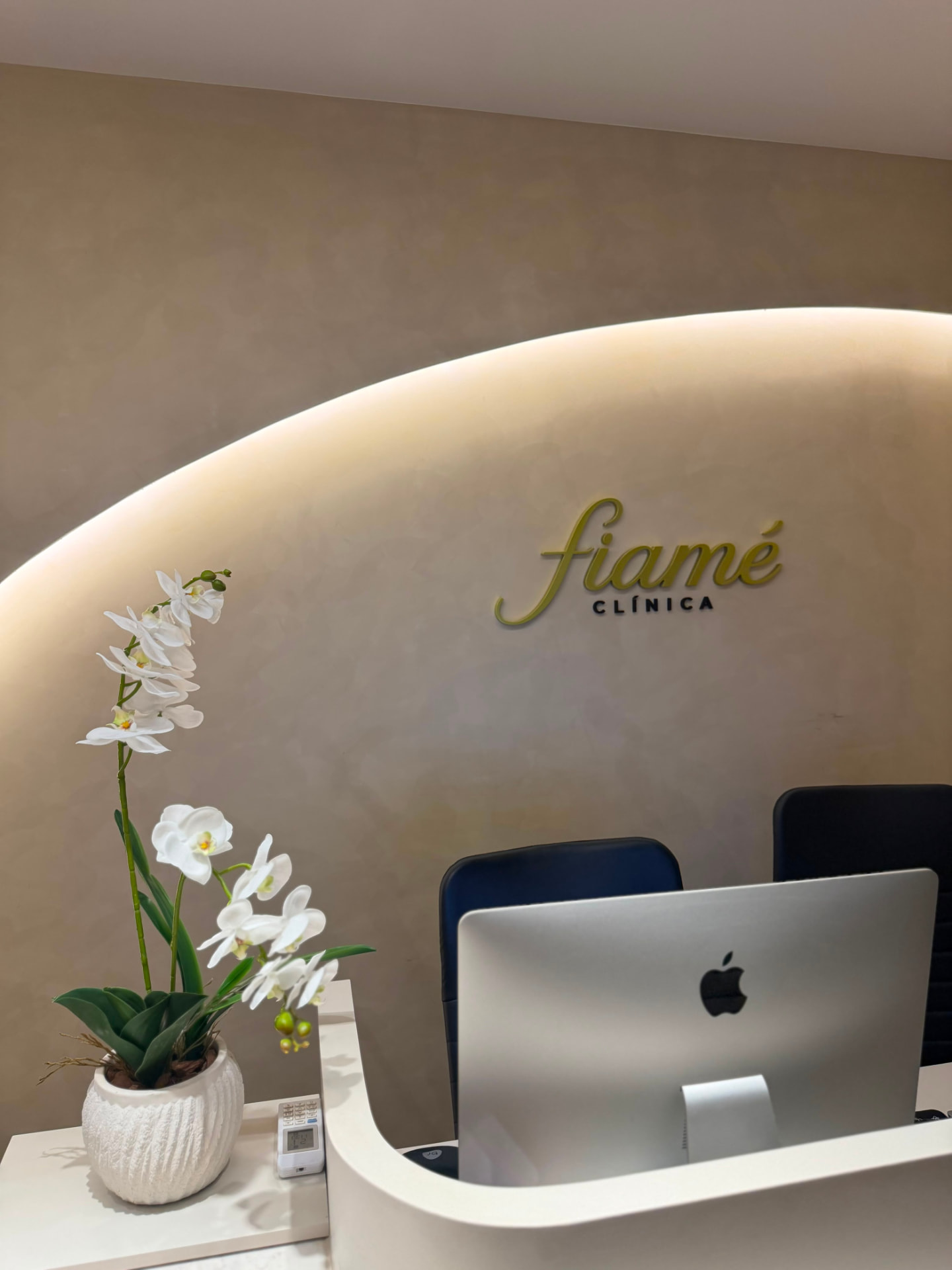 Recepção da fiamé clínica com o logo aplicado na parede